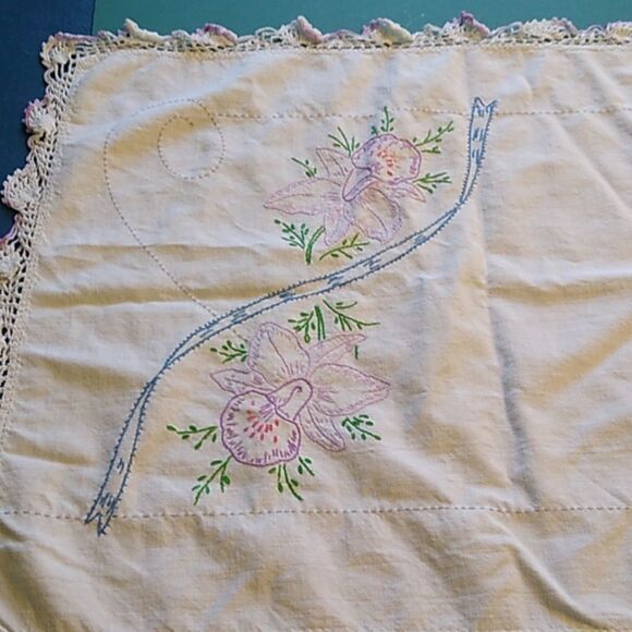 Vintage Dresser Scarf Purple Tulips Embroidered Lacey Scalloped Edge Cottagecore - Picture 2 of 9